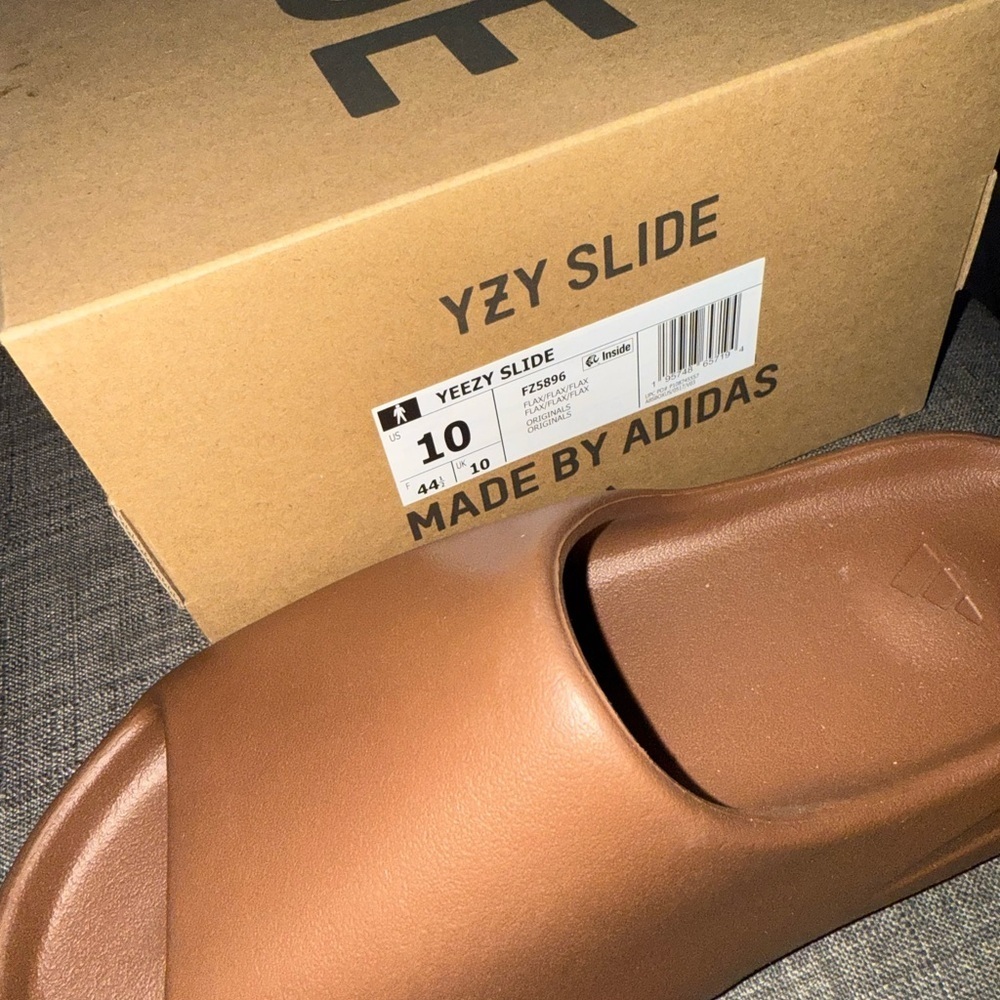 Adidas Yeezy Slide in Earthy Brown new with box - Picture 2 of 7
